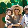 Rachel Zoe et son fils Skylar à la garden party organisée par la marque de couches Huggies, à Los Angeles, le 27 avril 2013.