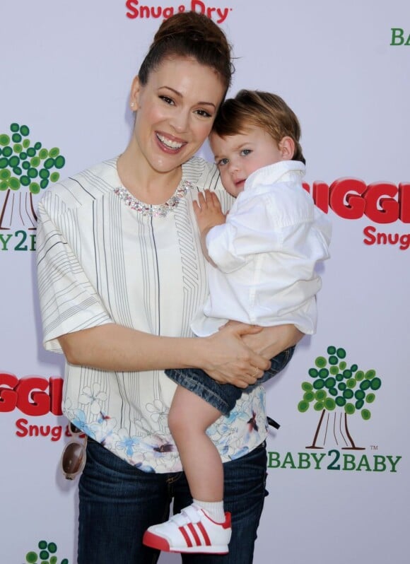 Alyssa Milano et son fils Milo à la garden party organisée par la marque de couches Huggies, à Los Angeles, le 27 avril 2013.