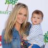 Molly Sims et son fils Brooks à la garden party organisée par la marque de couches Huggies, à Los Angeles, le 27 avril 2013.