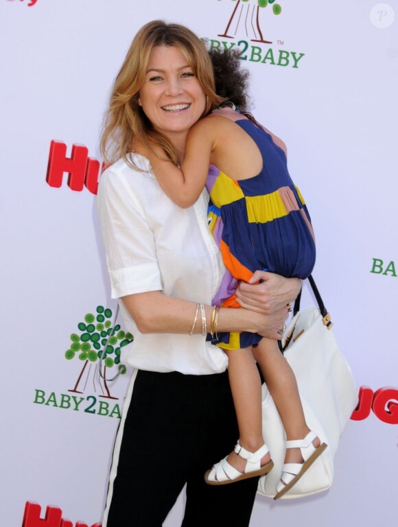 Ellen Pompeo et sa fille Stella Luna à la garden party organisée par la marque de couches Huggies, à Los Angeles, le 27 avril 2013.