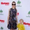 Rebecca Gayheart et sa fille Billie à la garden party organisée par la marque de couches Huggies, à Los Angeles, le 27 avril 2013.