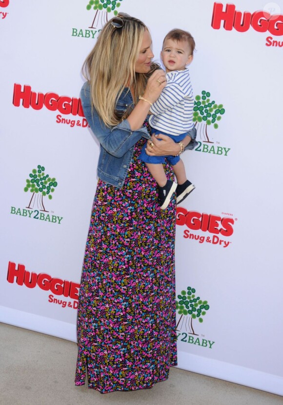 Molly Sims et son fils Brooks à la garden party organisée par la marque de couches Huggies, à Los Angeles, le 27 avril 2013.