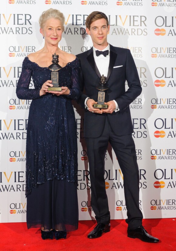 Helen Mirren et Luke Treadaway, lauréats des prix de meilleurs acteurs, lors de la soirée des Laurence Olivier Awards, récompenses britanniques du théâtre, à Londres le 28 avril 2013