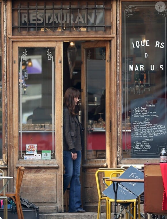 Carla Bruni sur le tournage du clip "Mon Raymond" le 27 mars à Paris.
