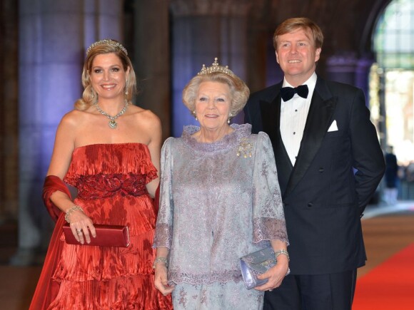 La reine Beatrix des Pays-Bas, le prince Willem-Alexander et la princesse Maxima au Rijksmuseum d'Amsterdam le 29 avril 2013 pour le dîner d'adieu de la reine Beatrix, à la veille de son abdication.