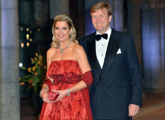 Le prince Willem-Alexander et la princesse Maxima des Pays-Bas au Rijksmuseum d'Amsterdam le 29 avril 2013 pour le dîner d'adieu de la reine Beatrix, à la veille de son abdication.