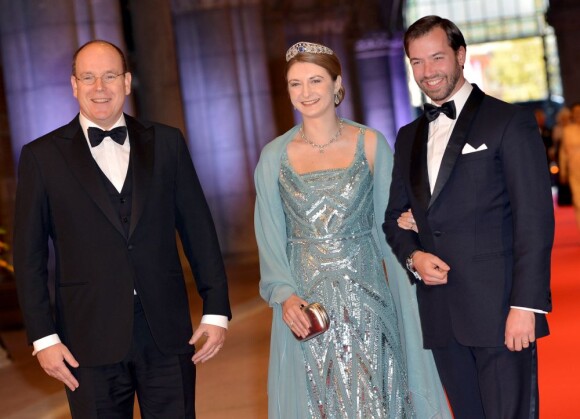 Le prince Albert de Monaco avec la princesse Stéphanie et le prince Guillaume de Luxembourg au Rijksmuseum d'Amsterdam le 29 avril 2013 pour le dîner d'adieu de la reine Beatrix des Pays-Bas, à la veille de son abdication.
