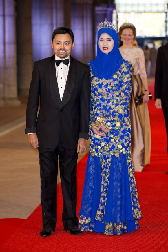 Le prince Billah et la princesse Sarah de Brunei au Rijksmuseum d'Amsterdam le 29 avril 2013 pour le dîner d'adieu de la reine Beatrix des Pays-Bas, à la veille de son abdication.