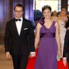 Le prince Daniel et la princesse Victoria de Suède au Rijksmuseum d'Amsterdam le 29 avril 2013 pour le dîner d'adieu de la reine Beatrix des Pays-Bas, à la veille de son abdication.