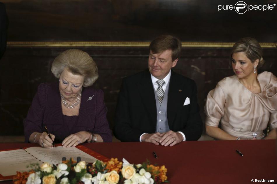  Beatrix des Pays-Bas en train d&#039;abdiquer, sous le regard de son fils et sa belle-fille... La reine Beatrix des Pays-Bas signait le 30 avril 2013 à 10h10, en présence de membres du gouvernement dans le Mozeszaal du palais royal à Amsterdam, l&#039;acte officiel d&#039;abdication signifiant la fin de ses 33 ans de règne et l&#039;intronisation de son fils le prince Willem-Alexander et son épouse Maxima. 