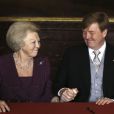  La main dans la main, un touchant passage de témoin respirant la confiance... La reine Beatrix des Pays-Bas signait le 30 avril 2013 à 10h10, en présence de membres du gouvernement dans le Mozeszaal du palais royal à Amsterdam, l'acte officiel d'abdication signifiant la fin de ses 33 ans de règne et l'intronisation de son fils le prince Willem-Alexander et son épouse Maxima. 