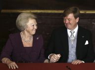 Beatrix des Pays-Bas abdique, Willem-Alexander signe en roi, un moment fort