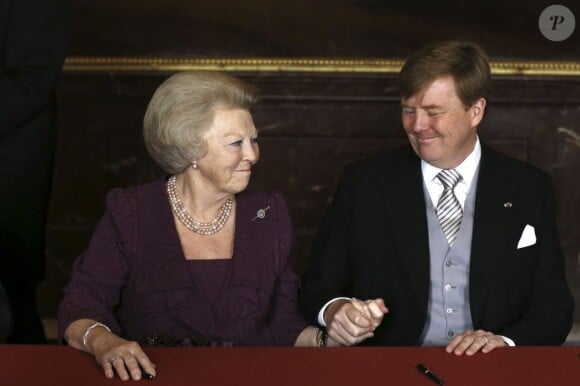 La main dans la main, un touchant passage de témoin respirant la confiance... La reine Beatrix des Pays-Bas signait le 30 avril 2013 à 10h10, en présence de membres du gouvernement dans le Mozeszaal du palais royal à Amsterdam, l'acte officiel d'abdication signifiant la fin de ses 33 ans de règne et l'intronisation de son fils le prince Willem-Alexander et son épouse Maxima.