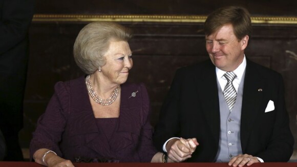 Beatrix des Pays-Bas abdique, Willem-Alexander signe en roi, un moment fort