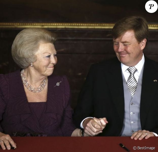 La main dans la main, un touchant passage de témoin respirant la confiance... La reine Beatrix des Pays-Bas signait le 30 avril 2013 à 10h10, en présence de membres du gouvernement dans le Mozeszaal du palais royal à Amsterdam, l'acte officiel d'abdication signifiant la fin de ses 33 ans de règne et l'intronisation de son fils le prince Willem-Alexander et son épouse Maxima.