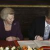 A son tour, le nouveau roi signe... La reine Beatrix des Pays-Bas signait le 30 avril 2013 à 10h10, en présence de membres du gouvernement dans le Mozeszaal du palais royal à Amsterdam, l'acte officiel d'abdication signifiant la fin de ses 33 ans de règne et l'intronisation de son fils le prince Willem-Alexander et son épouse Maxima.