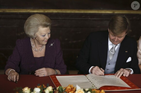 A son tour, le nouveau roi signe... La reine Beatrix des Pays-Bas signait le 30 avril 2013 à 10h10, en présence de membres du gouvernement dans le Mozeszaal du palais royal à Amsterdam, l'acte officiel d'abdication signifiant la fin de ses 33 ans de règne et l'intronisation de son fils le prince Willem-Alexander et son épouse Maxima.