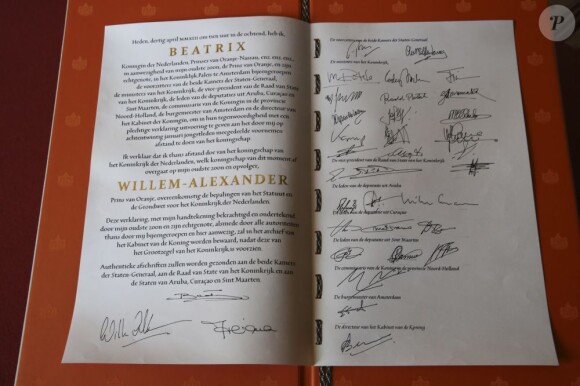 L'acte officiel d'abdication de la reine Beatrix en faveur de son fils aîné Willem-Alexander a été contre-signé par l'intéressé ainsi que les membres du gouvernement.
La reine Beatrix des Pays-Bas signait le 30 avril 2013 à 10h10, en présence de membres du gouvernement dans le Mozeszaal du palais royal à Amsterdam, l'acte officiel d'abdication signifiant la fin de ses 33 ans de règne et l'intronisation de son fils le prince Willem-Alexander et son épouse Maxima.