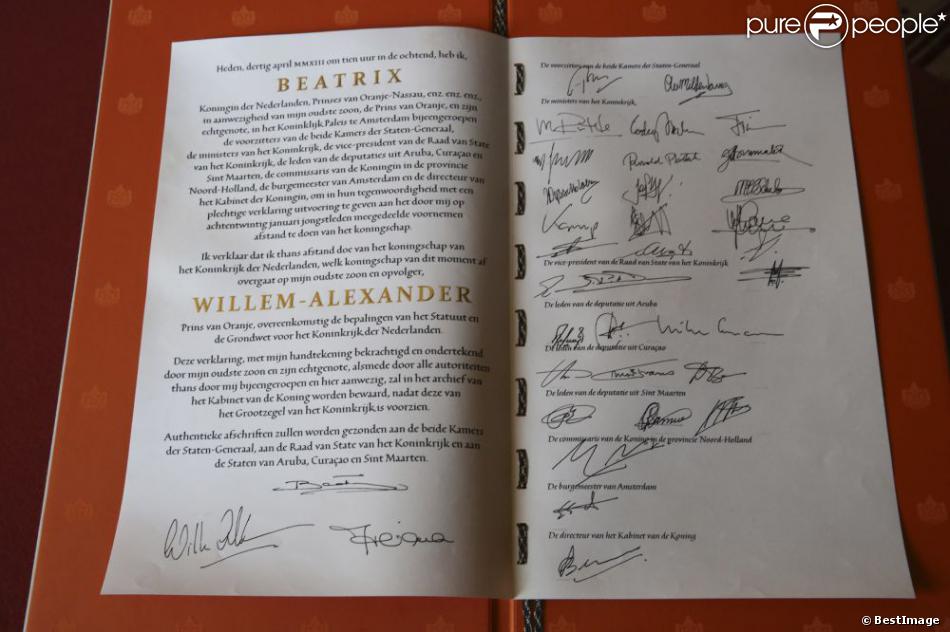  L&#039;acte officiel d&#039;abdication de la reine Beatrix en faveur de son fils aîné Willem-Alexander a été contre-signé par l&#039;intéressé ainsi que les membres du gouvernement. 
 La reine Beatrix des Pays-Bas signait le 30 avril 2013 à 10h10, en présence de membres du gouvernement dans le Mozeszaal du palais royal à Amsterdam, l&#039;acte officiel d&#039;abdication signifiant la fin de ses 33 ans de règne et l&#039;intronisation de son fils le prince Willem-Alexander et son épouse Maxima. 