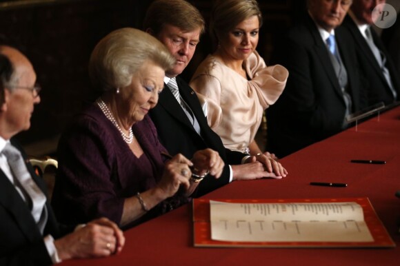 La reine Beatrix des Pays-Bas signait le 30 avril 2013 à 10h10, en présence de membres du gouvernement dans le Mozeszaal du palais royal à Amsterdam, l'acte officiel d'abdication signifiant la fin de ses 33 ans de règne et l'intronisation de son fils le prince Willem-Alexander et son épouse Maxima.