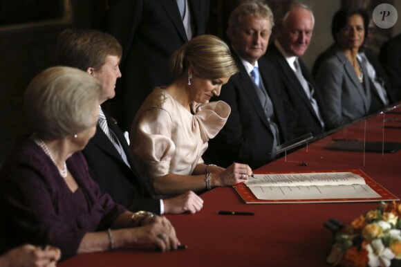 Maxima des Pays-Bas signant à son tour le document qui fait d'elle une reine... La reine Beatrix des Pays-Bas signait le 30 avril 2013 à 10h10, en présence de membres du gouvernement dans le Mozeszaal du palais royal à Amsterdam, l'acte officiel d'abdication signifiant la fin de ses 33 ans de règne et l'intronisation de son fils le prince Willem-Alexander et son épouse Maxima.