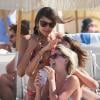 Nina Dobrev, Julianne Hough et des amies profitent de la plage pour le dernier jour de leur week-end. Miami, le 28 avril 2013.