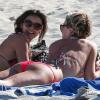 Les sexy Nina Dobrev et Julianne Hough se détendent sur la plage à Miami, quelques heures avant leur départ pour Los Angeles. Le 28 avril 2013.