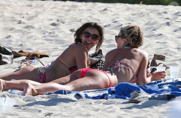 Les sexy Nina Dobrev et Julianne Hough se détendent sur la plage à Miami, quelques heures avant leur départ pour Los Angeles. Le 28 avril 2013.
