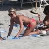 Julianne Hough se détend sur la plage avec des amies dont l'actrice Nina Dobrev. Miami, le 28 avril 2013.