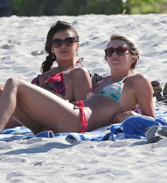 Lunettes de soleil et bikinis pour Nina Dobrev et Julianne Hough, de passage à Miami pour le week-end. Le 28 avril 2013.