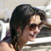 Comme un parfum d'été pour l'actrice Nina Dobrev en bikini qui profite de la plage avec son amie Julianne Hough. Miami, le 28 avril 2013.