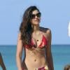 Nina Dobrev se détend sur la plage avec des amies, dont l'actrice Julianne Hough. Miami, le 28 avril 2013.