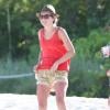 Julianne Hough se détend sur la plage avec des amies dont l'actrice Nina Dobrev. Miami, le 28 avril 2013.