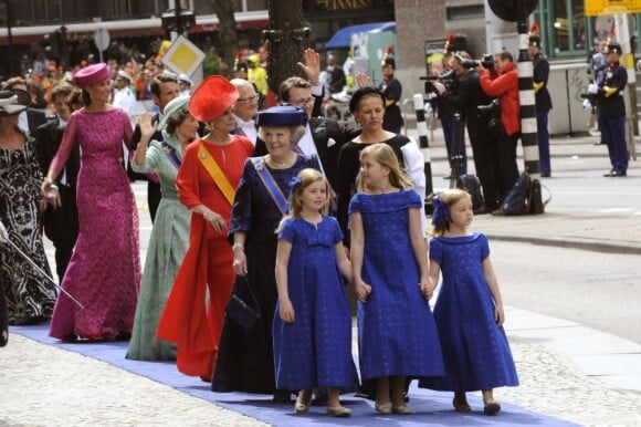 Les princesses Catharina-Amalia (9 ans), Alexia (7 ans) et Ariane (6 ans), filles du roi Willem-Alexander des Pays-Bas et de la reine Maxima, menaient le cortège de la famille royale néerlandaise (avec la princesse Beatrix et la princesse Mabel derrière elles) à leur arrivée à la Nouvelle Eglise d'Amsterdam pour la prestation de serment de Willem-Alexander, le 30 avril 2013.