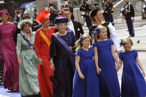 Les princesses Catharina-Amalia (9 ans), Alexia (7 ans) et Ariane (6 ans), filles du roi Willem-Alexander des Pays-Bas et de la reine Maxima, menaient le cortège de la famille royale néerlandaise (suivies notamment de la princesse Beatrix et la princesse Mabel derrière elles) à leur arrivée à la Nouvelle Eglise d'Amsterdam pour la prestation de serment de Willem-Alexander, le 30 avril 2013.