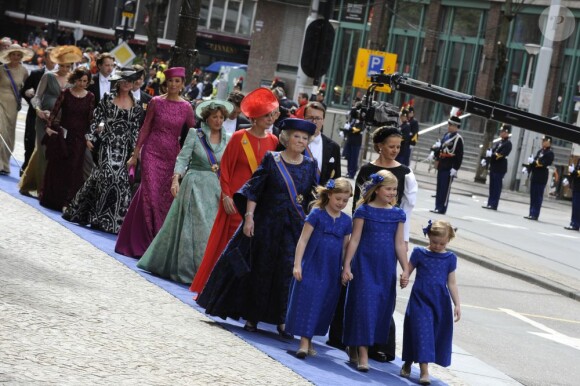 Les princesses Catharina-Amalia (9 ans), Alexia (7 ans) et Ariane (6 ans), filles du roi Willem-Alexander des Pays-Bas et de la reine Maxima, menaient le cortège de la famille royale néerlandaise (avec notamment la princesse Beatrix et la princesse Mabel derrière elles) à leur arrivée à la Nouvelle Eglise d'Amsterdam pour la prestation de serment de Willem-Alexander, le 30 avril 2013.