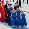 Les princesses Catharina-Amalia (9 ans), Alexia (7 ans) et Ariane (6 ans), filles du roi Willem-Alexander et de la reine Maxima des Pays-Bas, menaient le cortège de la famille royale néerlandaise (avec notamment la princesse Beatrix et la princesse Mabel derrière elles) à leur arrivée à la Nouvelle Eglise d'Amsterdam pour la prestation de serment de Willem-Alexander, le 30 avril 2013.