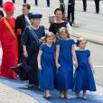 Les princesses Catharina-Amalia (9 ans), Alexia (7 ans) et Ariane (6 ans), filles du roi Willem-Alexander et de la reine Maxima des Pays-Bas, menaient le cortège de la famille royale néerlandaise (avec notamment la princesse Beatrix et la princesse Mabel derrière elles) à leur arrivée à la Nouvelle Eglise d'Amsterdam pour la prestation de serment de Willem-Alexander, le 30 avril 2013.