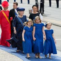 Maxima, reine glamour avec ses filles, jolies "bleues" pour le serment du roi