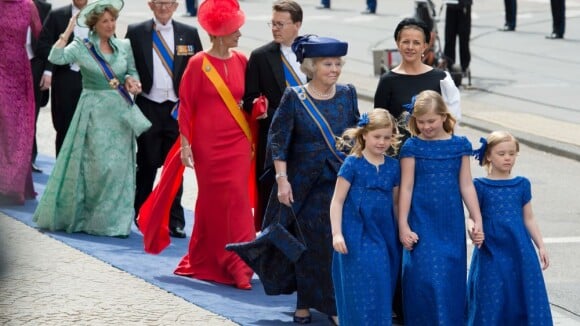 Maxima, reine glamour avec ses filles, jolies "bleues" pour le serment du roi