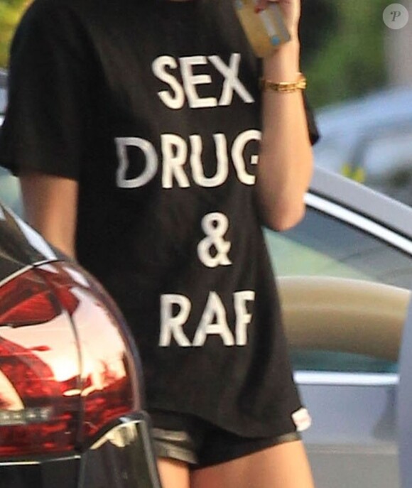 Exclusif - Miley Cyrus va prendre de l'essence à Los Angeles, le 30 avril 2013 dans une tenue ultrasexy.