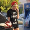 Exclusif - La jeune Miley Cyrus va prendre de l'essence à Los Angeles, le 30 avril 2013 dans une tenue ultrasexy.