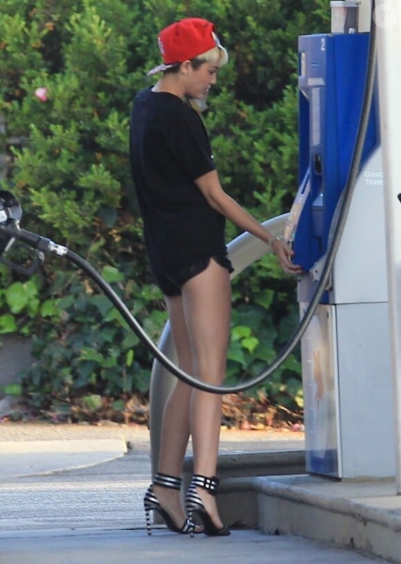 Exclusif - Miley Cyrus va prendre de l'essence à Studio City, à Los Angeles, le 30 avril 2013 dans une tenue ultrasexy.