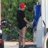 Exclusif - Miley Cyrus va prendre de l'essence à Los Angeles, le 30 avril 2013.