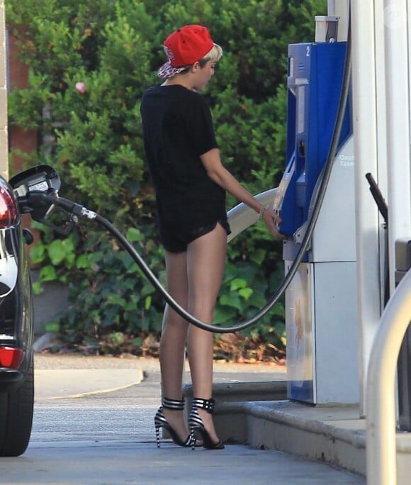 Exclusif - Miley Cyrus va prendre de l'essence à Los Angeles, le 30 avril 2013.