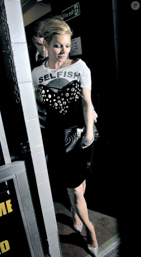 Kate Moss dans un look eighthies quitte  l'anniversaire de Fran Cutlers au Box Club à Londres. Le 30 avril 2013