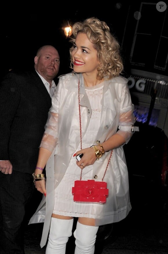 Rita Ora se rend à une soirée au club The Box à Londres, en compagnie de son amie, Cara Delevingne, le 30 avril 2013.