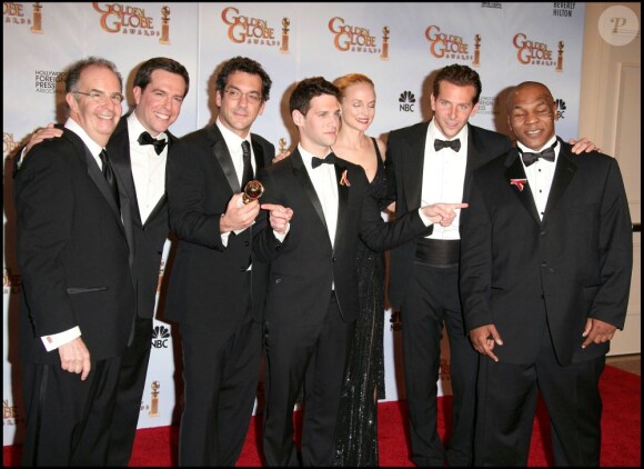Todd Phillips entouré du casting de Very Bad Trip, dont Bradley Cooper et Heather Graham, à la 67e cérémonie des Golden Globes, à Los Angeles, le 17 janvier 2010.