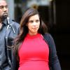 Kim Kardashian est capable du pire, assez souvent, comme du meilleur, quand il s'agit de choisir ses tenues. En visite à Paris pour une 35000e virée shopping, la starlette, qui a dévalisé Givenchy, Hermès..., a manifestement confondu robe sexy en diable avec imitation parfaite du feu rouge géant... Comme quoi, avoir de l'argent ne signifie pas forcément avoir bon goût.