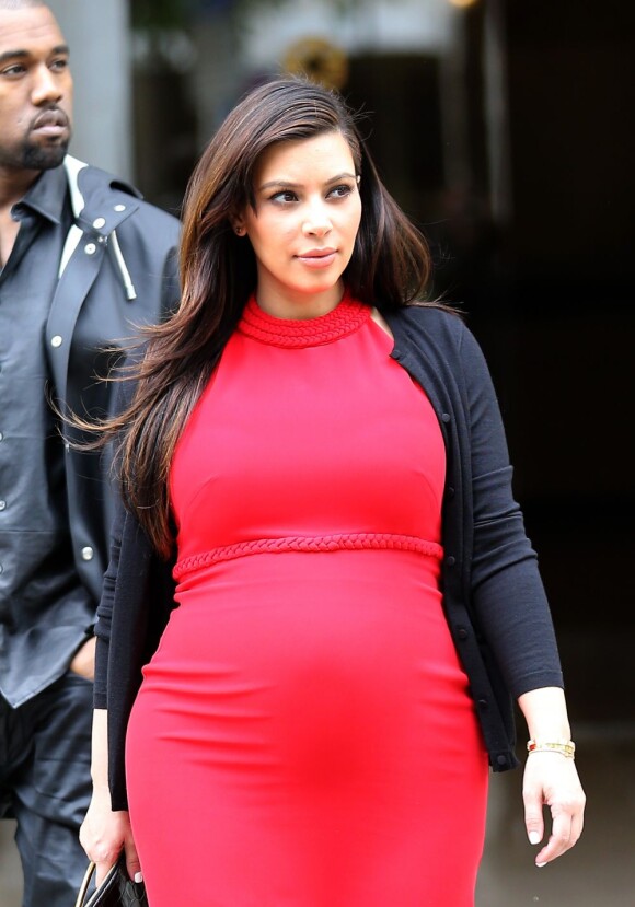 Kim Kardashian est capable du pire, assez souvent, comme du meilleur, quand il s'agit de choisir ses tenues. En visite à Paris pour une 35000e virée shopping, la starlette, qui a dévalisé Givenchy, Hermès..., a manifestement confondu robe sexy en diable avec imitation parfaite du feu rouge géant... Comme quoi, avoir de l'argent ne signifie pas forcément avoir bon goût.